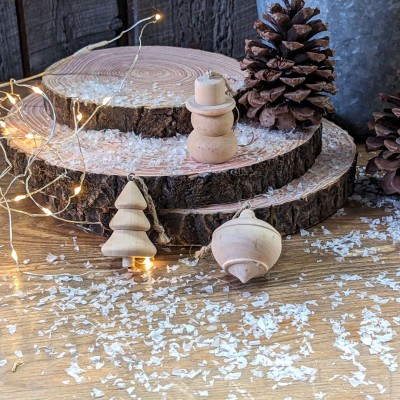 Trois ornements de Noël en bois naturel